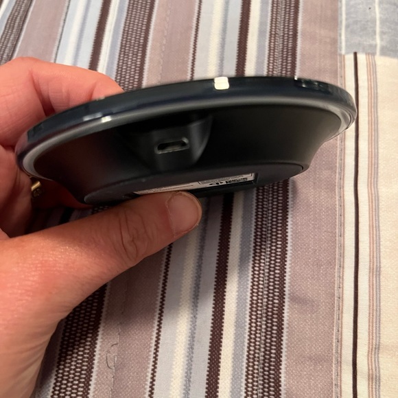 SAMSUNG WIRELESS CHARGING PAD. DOES NOT COME W/ CHARGER. ANY USB WIRE WILL DO - Picture 4 of 7